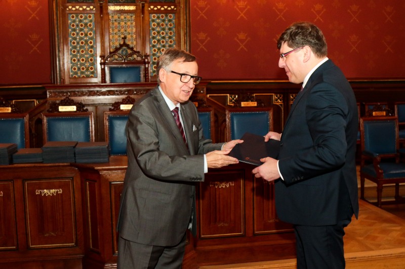 Zdjęcie profesora Sebastiana T. Kołodziejczyka otrzymującego nominację od Rektora Uniwersytetu